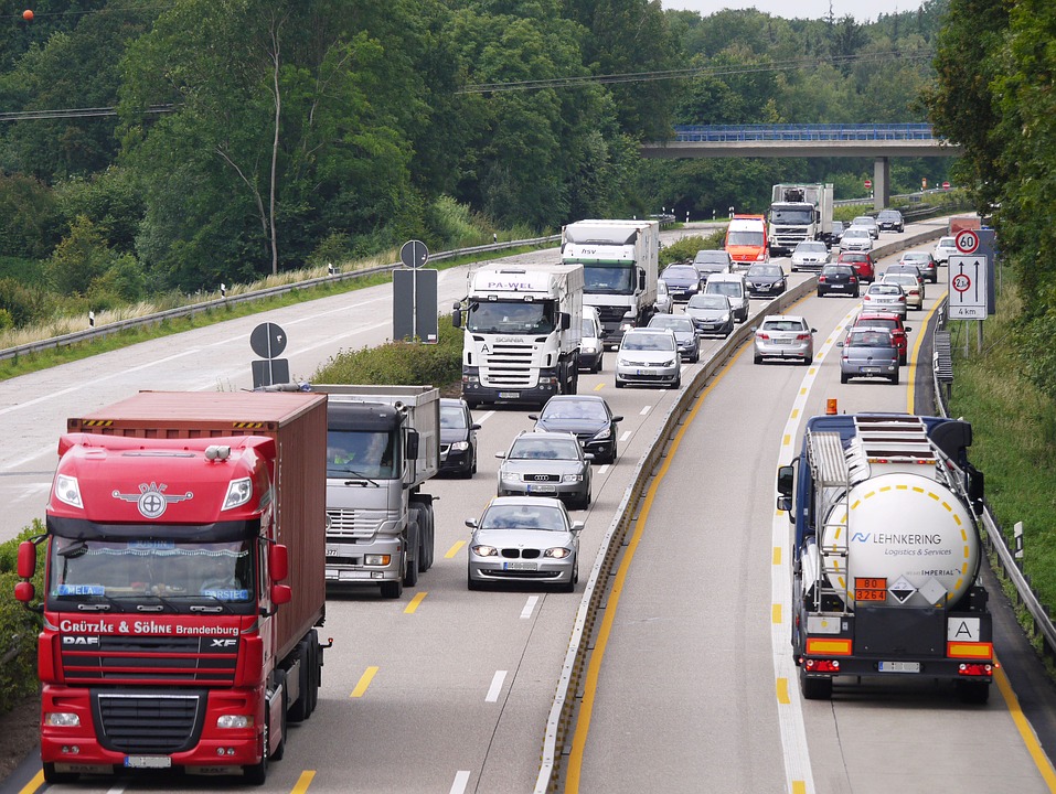 Traffic ahead on the road as Liberty Moving’s team of professional movers in Birmingham, AL, navigates through busy streets to ensure a timely and efficient relocation for clients.